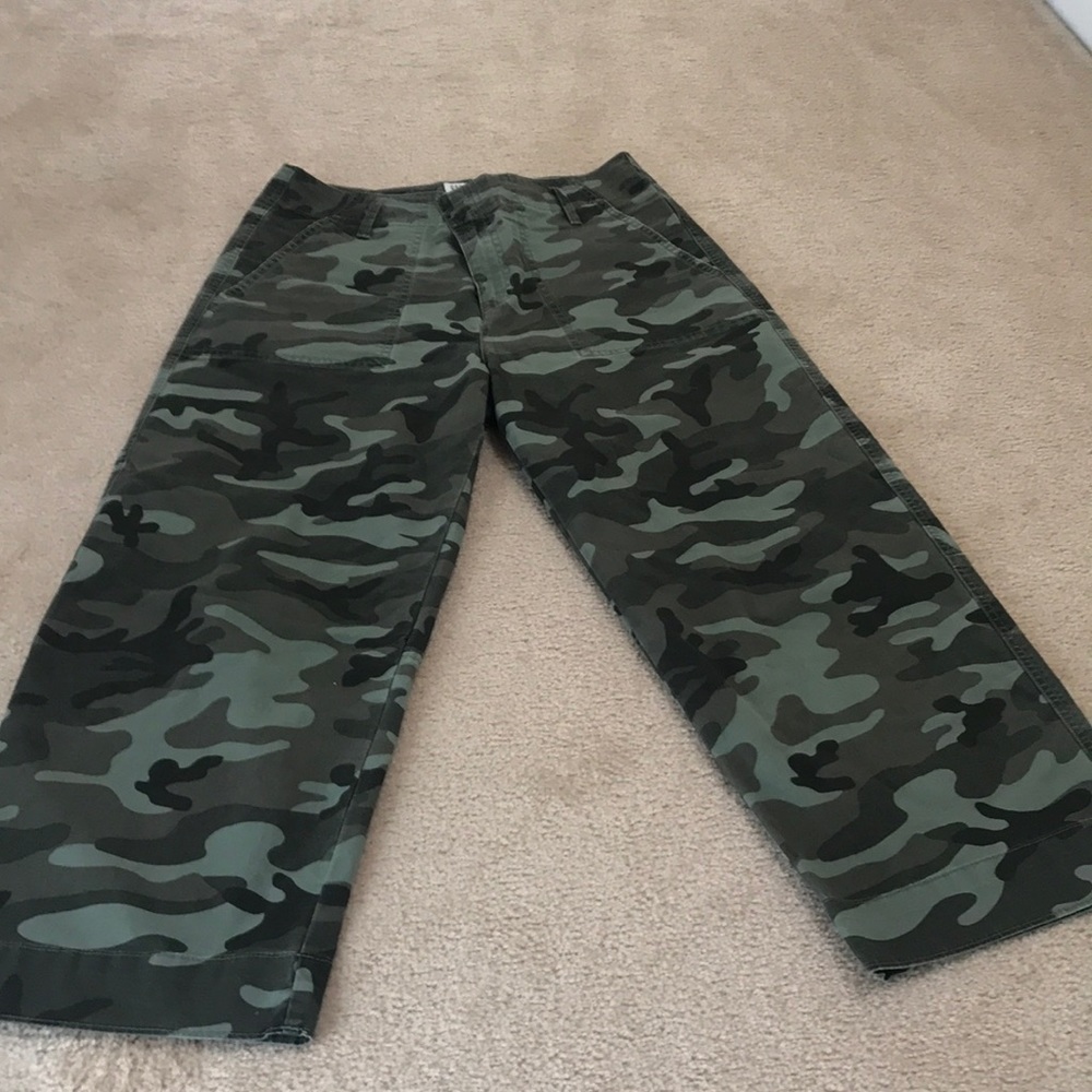 Women’s Gap cropped cargo pants